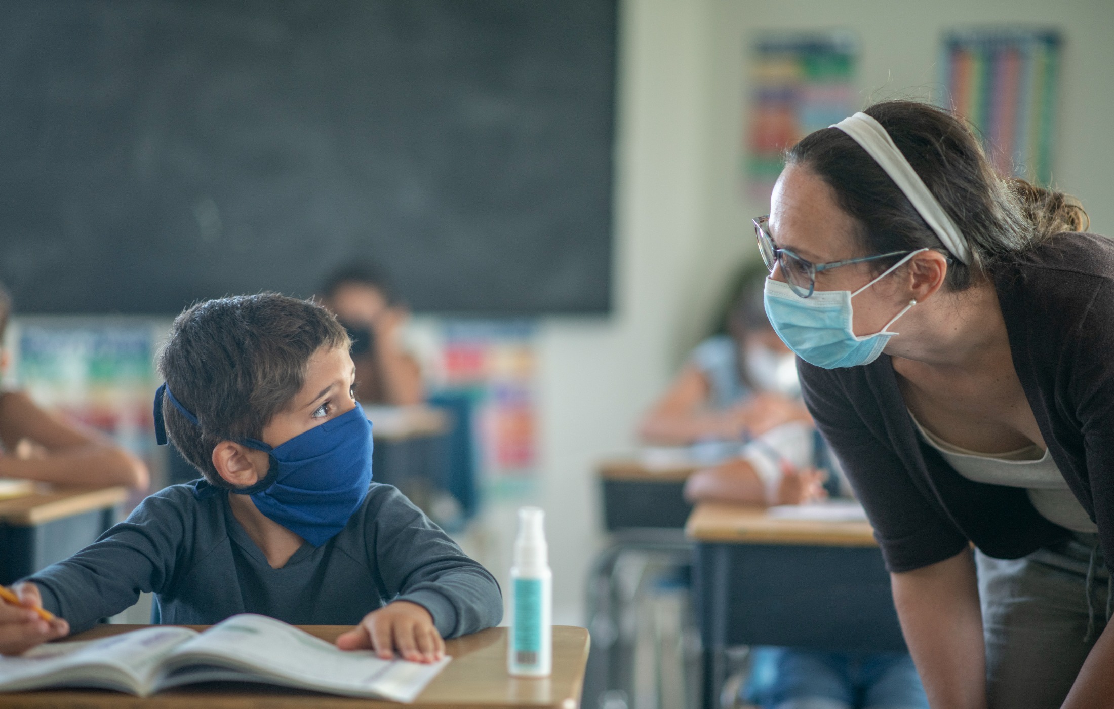 elementary-students-in-the-classroom-wearing-masks-picture-id1256576784